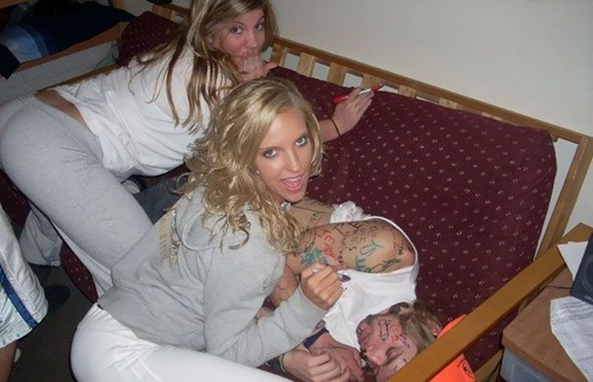 Cheerleader bernama Caitlin Davis memposting kenakalan remaja saat mencoret tubuh teman yang tidur. Tapi internet marah dengan apa yang ia tulis di tubuh si pria, salah satunya Aku yahudi dan gambar kelamin pria. Caitlin Davis pun dipecat sebagai cheerleader setelah fotonya viral. Foto: Ist.