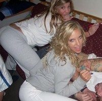 Cheerleader bernama Caitlin Davis memposting kenakalan remaja saat mencoret tubuh teman yang tidur. Tapi internet marah dengan apa yang ia tulis di tubuh si pria, salah satunya Aku yahudi dan gambar kelamin pria. Caitlin Davis pun dipecat sebagai cheerleader setelah fotonya viral. Foto: Ist.