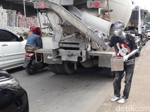 Senjata Manusia Silver: Cat Sablon, Minyak Tanah, Sabun Cuci Piring