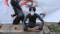 Usai melukis, dua seniman itu langsung menari. Selain aksi teatrikal, ada juga penampilan sejumlah musisi, pembacaan puisi, boneka bercerita dan wayang golek.