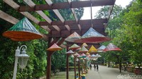 Sejumlah hiasan seperti caping warna-warni yang digantung juga membuat objek wisata ini kian cantik (Bakrie/detikcom)