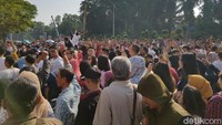 Mereka menunggu antrean masuk ke dalam KBRI untuk mencoblos.