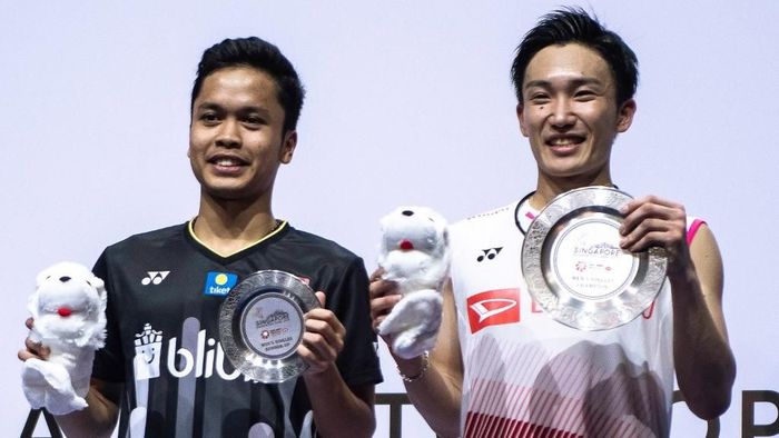 Anthony Ginting gagal memanfaatkan kesempatan saat memimpin sehingga kalah dari Kento Momota di final Singapura Terbuka. (Foto: Theodore Lim / AFP) Anthony Ginting gagal memanfaatkan kesempatan saat memimpin sehingga kalah dari Kento Momota di final Singapura Terbuka. (Foto: Theodore Lim / AFP)