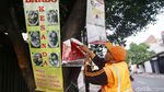 Petugas PPSU Tertibkan APK di Kawasan Cempaka Putih