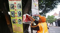 Gubernur DKI Jakarta Anies Baswedan memastikan jalan-jalan di Jakarta sudah bersih dari alat peraga kampanye (APK). Anies mengatakan Satpol PP sudah membantu Bawaslu untuk memastikan Jakarta bersih dari APK selama masa tenang Pemilu 2019.