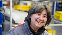 Sosok perempuan lain yang bekerja di pabrik Ducati adalah Catia. Perempuan berusia sekitar 56 tahun ini bertanggung jawab atas ketersediaan suku cadang di jalur perakitan mesin. Catia sendiri sudah bekerja selama 30 tahun bersama Ducati. Foto: Motorcycle