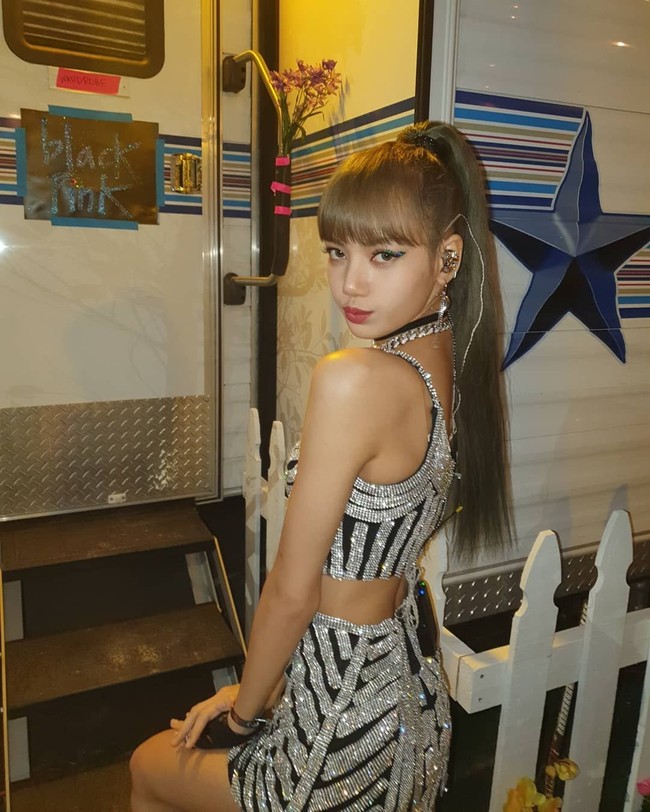Sejak debut dengan BLACKPINK, Lalisa Manoban atau akrab disapa Lisa selalu tampil dengan rambut warna-warni seperti pirang, merah, emas, oranye hingga biru. Selama ini dia tak pernah terlihat dengan warna rambut aslinya. Foto: Dok. Instagram