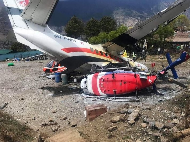 Pesawat Tabrak 2 Helikopter di Bandara Dekat Everest, 3 Orang Tewas Pesawat Tabrak 2 Helikopter di Bandara Dekat Everest, 3 Orang Tewas