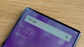 Terlihat bagian atasnya bersih tanpa kamera depan sehingga layar amat mendominasi. Dengan bentang layar 6,4 inch, Mi Mix memiliki rasio layar ke bodi sebesar 91,3%. Foto: Tech Advisor