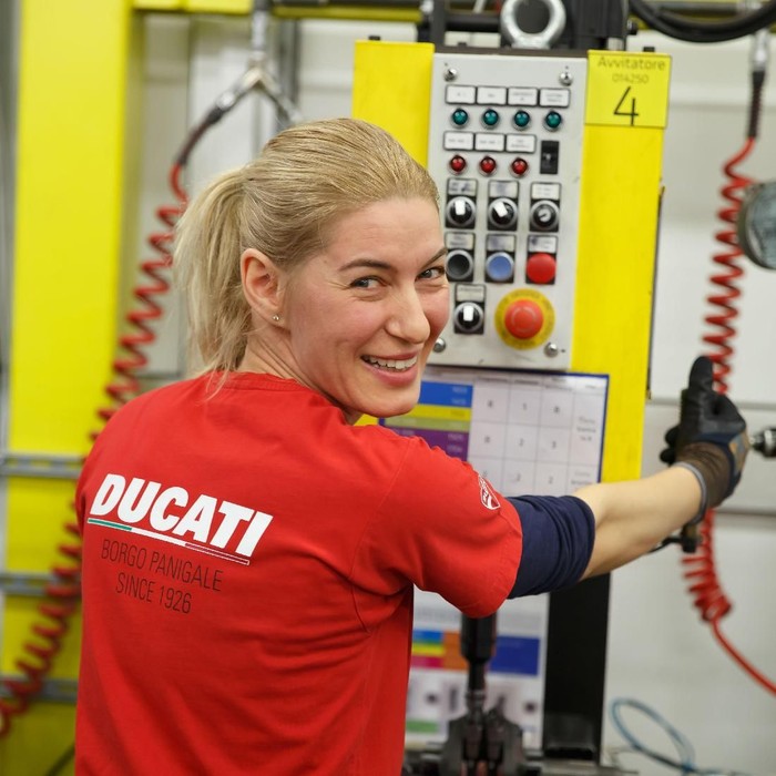 Pekerja Wanita di Pabrik Ducati