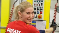 Beberapa perempuan yang bekerja di pabrik motor sport ini asli lahir dan besar di Bologna, dan mereka bangga bisa kerja di pabrik Ducati. Sementara yang lain memang secara khusus pindah kerjaan lama ke pabrik Ducati. Foto: Motorcycle