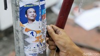 Petugas PPSU pun menertibkan atribut kampanye berupa stiker yang tertempel di tiang listrik.