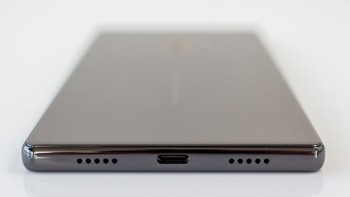 Mi Mix menggunakan chipset Qualcomm Snapdragon 821 yang powerful di zaman itu. Sementara ukuran RAM, Xiaomi memberikan dua opsi RAM, 4 GB dan 6 GB. Unit review yang kami punya memiliki RAM 4 GB dengan memori internal 128 GB. Foto: Tech Advisor