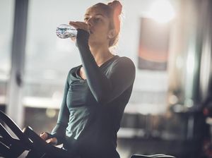 Tips Mengatur Minum 8 Gelas Sehari Saat Puasa