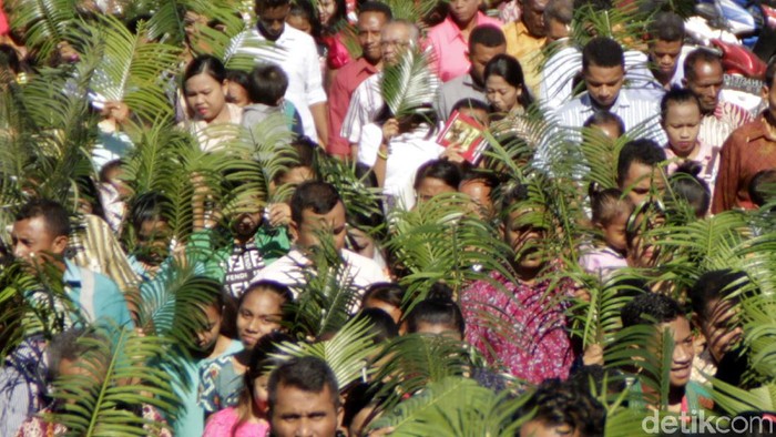 Umat Katolik melakukan perarakan sambil melambaikan daun palem pada hari raya Minggu Palma di Gereja Santo Gregorius Agung Oeleta, Alak Kota Kupang, NTT, Minggu (14/4/2019). Perayaan Minggu Palma merupakan peringatan menyambut Yesus Kristus ketika masuk ke kota Yerusalem sambil menunggang keledai sebagai pesan perdamaian. ANTARA FOTO/Kornelis Kaha./wsj.