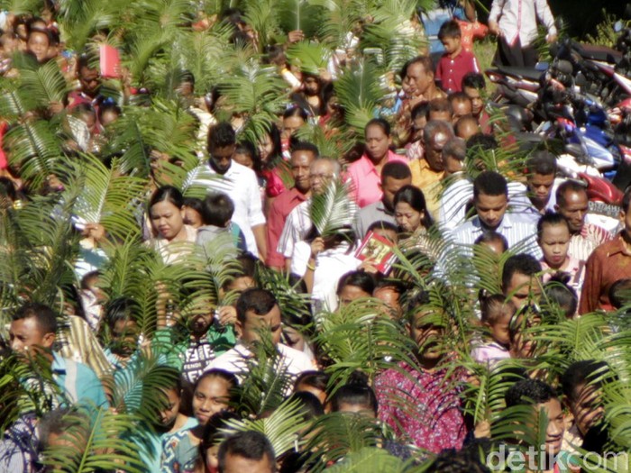 Umat Katolik melakukan perarakan sambil melambaikan daun palem pada hari raya Minggu Palma di Gereja Santo Gregorius Agung Oeleta, Alak Kota Kupang, NTT, Minggu (14/4/2019). Perayaan Minggu Palma merupakan peringatan menyambut Yesus Kristus ketika masuk ke kota Yerusalem sambil menunggang keledai sebagai pesan perdamaian. ANTARA FOTO/Kornelis Kaha./wsj.