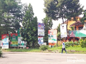Alat Peraga Kampanye Masih Banyak Ditemui di Surabaya