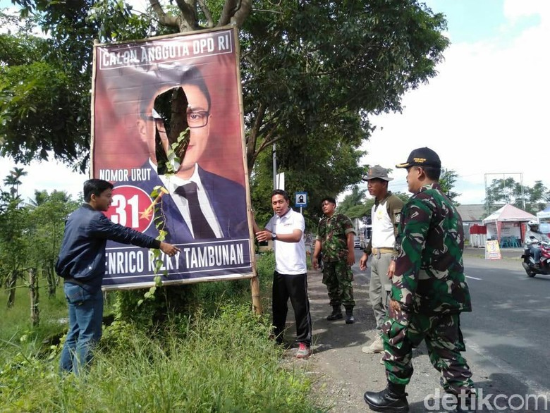 Bawaslu dan Satpol PP Banyuwangi Copoti Alat Peraga Kampanye Bawaslu dan Satpol PP Banyuwangi Copoti Alat Peraga Kampanye