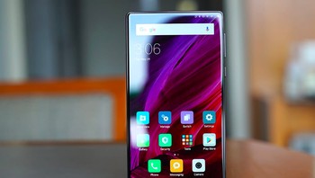 Bodi berbahan material keramik menjadi keunggulan lain Mi Mix. Foto: Tech Advisor