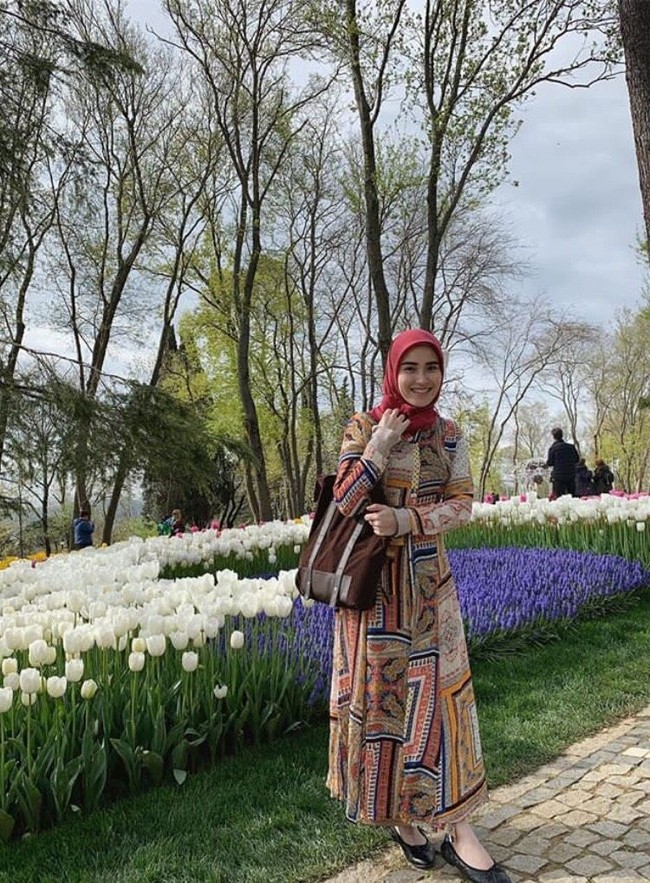 Rupanya Ayu Ting Ting menjalani liburan setelah beribadah umrah. Untuk itu, presenter Brownis di Trans TV itu tak melepas hijab saat berjalan-jalan di kota berasitektur klasik itu.Foto: Dok. Instagram Ayu Ting Ting