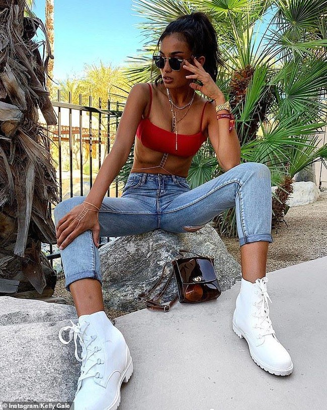Model Victorias Secret kelly Gale membuat padanan simpel antara crop top dan jeans jadi lebih stylish berkat aksesori rantai pada tubuhnya. Foto: Dok. Instagram