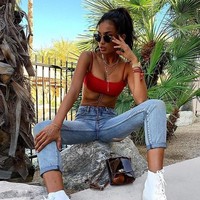 Model Victorias Secret kelly Gale membuat padanan simpel antara crop top dan jeans jadi lebih stylish berkat aksesori rantai pada tubuhnya. Foto: Dok. Instagram