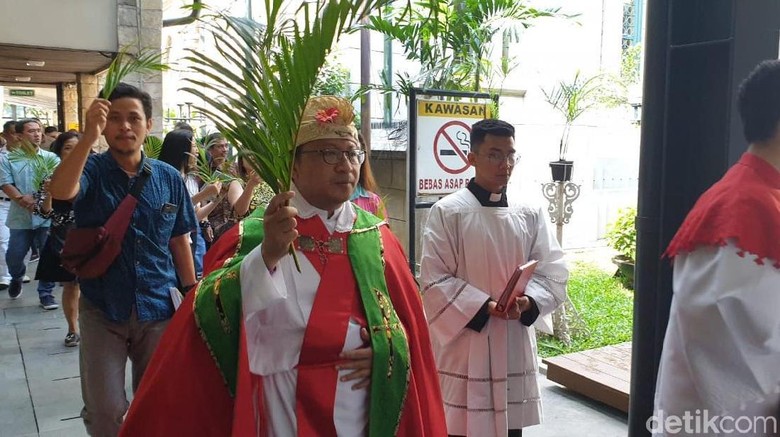 Diwarnai Perarakan, Misa Minggu Palma di Katedral Berjalan Lancar Diwarnai Perarakan, Misa Minggu Palma di Katedral Berjalan Lancar