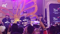 Orkes Moral Pengantar Minum Racun (OM PMR) dan Indro Warkop mengenalkan lagu baru Mantap Memilih. Foto: Rifkianto Nugroho