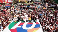 Dalam kampanye terakhir di Kota Bandar Lampung Pendukung Jokowi mengajak masayarakat mensukseskan Pemilu serentak 2019, dan menargetkan kemenagan untuk pasangan Joko Widodo-Maruf Amin sebesar 80 persen. Foto: dok. Pujo