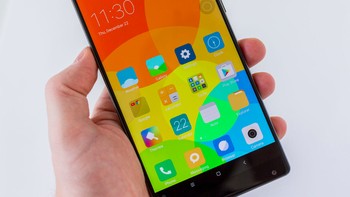 Mi Mix memakai user interface MIUI 8. Layar 6,4 inch Mi Mix dibuat menggunakan teknologi IPS dengan resolusi layar 1080 x 2040 pixels yang menghasilkan ketajaman pixel mencapai 362 ppi. Foto: Tech Advisor