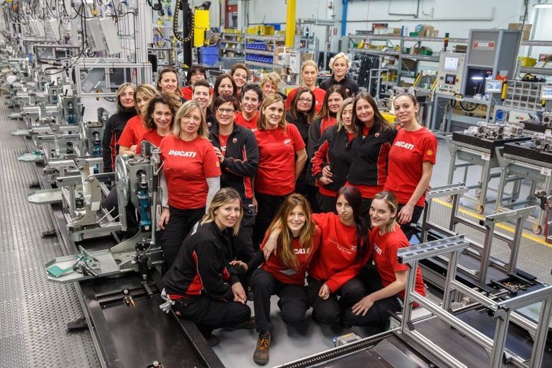 Pekerja Wanita di Pabrik Ducati. Foto: Motorcycle Pekerja Wanita di Pabrik Ducati. Foto: Motorcycle