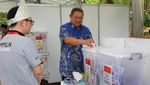 Momen SBY Saat Nyoblos di KBRI Singapura