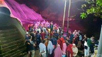 Yang tak kalah menarik, sorotan lampu warna-warni ke air terjun. Pemandangan ini unik karena memang tidak pernah dibuat sebelumnya. Ribuan pengunjung yang datang pun harus antre untuk berswafoto dengan latar belakang air terjun dengan sorot cahaya warna-warni (Bakrie/detikcom)