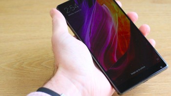 Inilah Xiaomi Mi Mix generasi pertama yang diperkenalkan pada publik di November 2016. Ia merupakan salah satu pioner ponsel tanpa bezel atau bingkai yang di masa itu masih merupakan sesuatu yang sangat istimewa. Sebelumnya, disebut baru satu ponsel tanpa bezel yakni Sharp Aquos Crystal. Foto: Tech Advisor