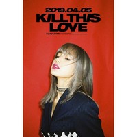 Dalam comeback-nya kali ini, wanita bernama lengkap Lalisa Manoban itu pun kembali menerapkan gaya rambut berponi. Namun untuk konsep kali ini, Lisa tidak menggerai rambutnya yang dipotong sebahu tapi diikat tinggi dan ditambahkan extension untuk kesan yang lebih dramatis. Foto: Dok. Instagram