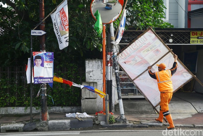 Penertiban Alat Peraga Kampanye

Petugas PPSU Cempaka Putih melakukan penertiban alat peraga kampanye, Jakarta, Minggu (14/4/2019). Masa kampanye Pemilu 2019 secara resmi berakhir pada Sabtu (13/4) kemarin dan kini memasuki masa tenang jelang pencoblosan. Grandyos Zafna/detikcom

-. Alat peraga kampanye ini ditertibkan karena sudah memasuki masa tenang menjelang pencoblosan.  


Memasuki masa tenang, sejumlah alat peraga kampanye mulai ditertibkan. Petugas PPSU dikerahkan untuk meburunkan atribut kampanye tersebut.