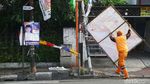 Petugas PPSU Tertibkan APK di Kawasan Cempaka Putih