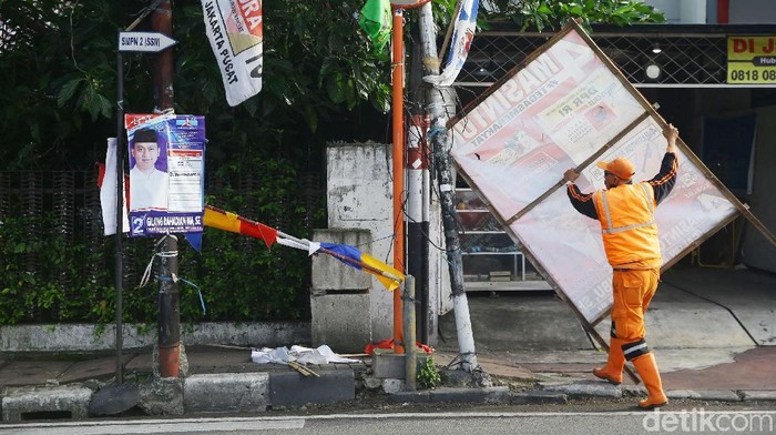 Penertiban Alat Peraga Kampanye

Petugas PPSU Cempaka Putih melakukan penertiban alat peraga kampanye, Jakarta, Minggu (14/4/2019). Masa kampanye Pemilu 2019 secara resmi berakhir pada Sabtu (13/4) kemarin dan kini memasuki masa tenang jelang pencoblosan. Grandyos Zafna/detikcom

-. Alat peraga kampanye ini ditertibkan karena sudah memasuki masa tenang menjelang pencoblosan.  


Memasuki masa tenang, sejumlah alat peraga kampanye mulai ditertibkan. Petugas PPSU dikerahkan untuk meburunkan atribut kampanye tersebut.