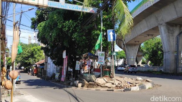 Mampang 'Bersih', Pamflet Kampanye Masih Ada di Sejumlah Titik di Jaksel