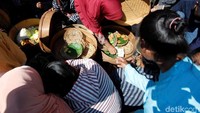 Sesampainya di kantor Kecamatan Cepogo, 315 tenong itu diletakkan di pinggir jalan. Sedangkan gunungan dibawa masuk ke halaman kantor untuk acara seremonial. Setelah pembacaan doa, gunungan dibawa keluar ke jalan untuk diperebutkan kepada warga. Tenong pun dibuka dan masyarakat pengunjung bisa ikut makan bareng atau istilah jawanya Kembul Bujono.