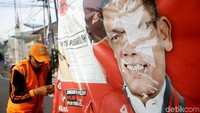 Sebelumnya, Bawaslu DKI Jakarta sudah mulai menertibkan alat peraga kampanye (APK) peserta pemilu sejak Sabru (13/4) dini hari di sejumlah titik.