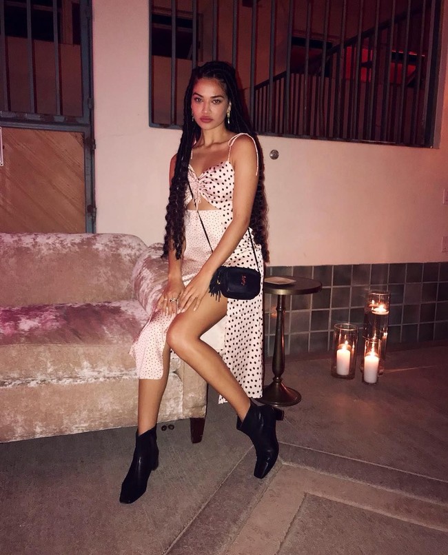 Shanina Shaik tampil manis memakai gaun bernuansa pink pucat dengan belahan tinggi yang seksi. Boots pun jadi pilihan untuk memberi sisi edgy pada busana ini. Foto: Dok. Instagram