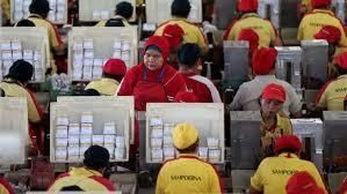 Perempuan di Indonesia menjadi bagian yang ikut mendorong perekonomian nasional. Contohnya menjadi buruh pabrik.