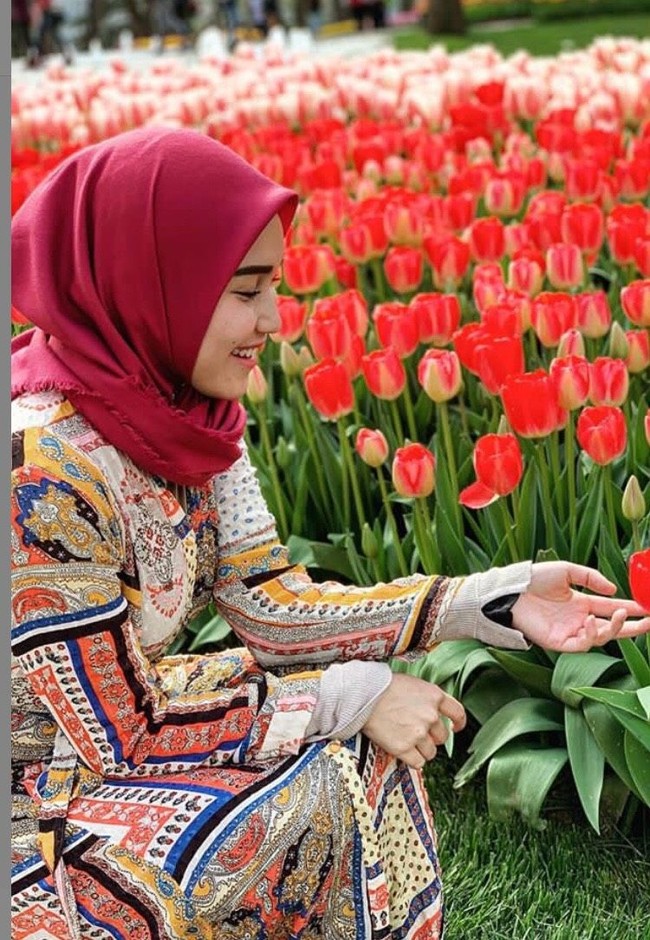  Masha Allah, Ayu sama cantiknya seperti bunga Tulip, ungkap salah satu penggemar Ayu di Instagram. Foto: Dok. Instagram Ayu Ting Ting