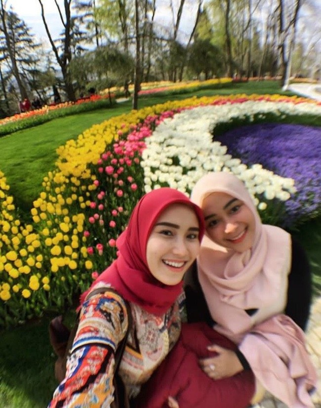 Gaya hijab yang Ayu pakai juga sedang hits kembali di kalangan hijabers setelah pernah populer di tahun 90-an. Foto: Dok. Instagram Ayu Ting Ting