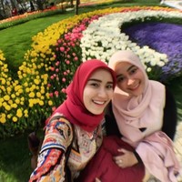 Gaya hijab yang Ayu pakai juga sedang hits kembali di kalangan hijabers setelah pernah populer di tahun 90-an. Foto: Dok. Instagram Ayu Ting Ting