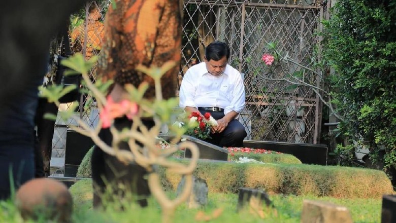 Prabowo Ziarah ke Makam Ayahnya Prabowo Ziarah ke Makam Ayahnya