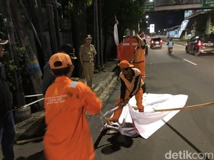 Penertiban Baliho Caleg di Mampang, Pasukan Oranye Dikerahkan