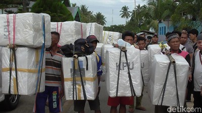 Melihat Para Kijang Jalan Kaki 13 Km Bawa Kotak Suara Pemilu