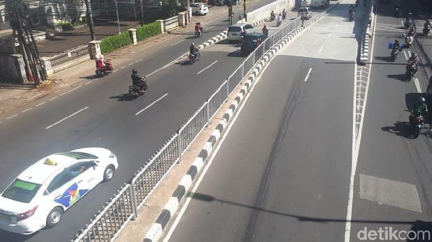 Mampang 'Bersih', Pamflet Kampanye Masih Ada di Sejumlah Titik di Jaksel